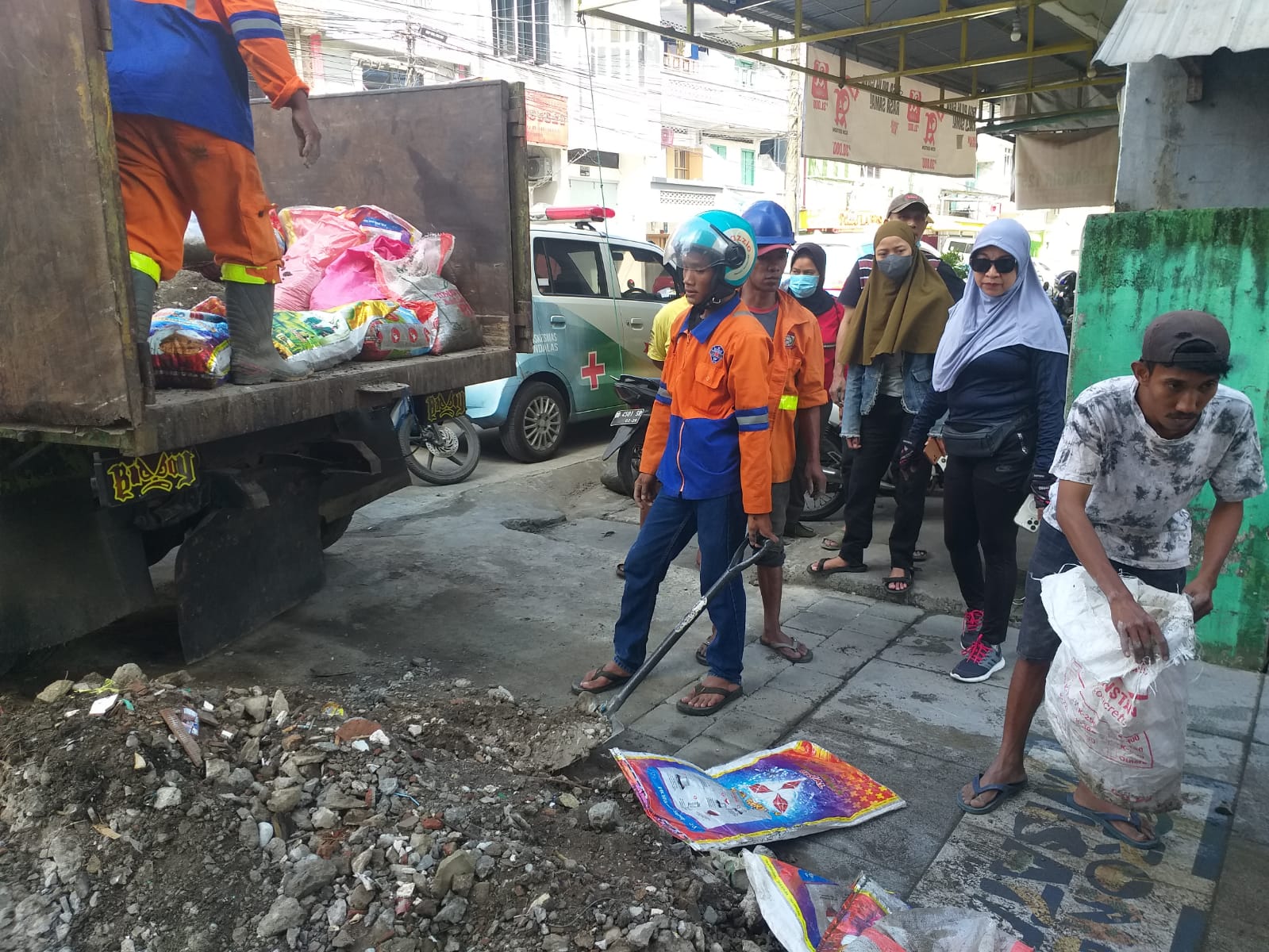 Kerja Bakti dan Pemeriksaan Kesehatan di Longwis Sipakainga Jl. Sangir Lr.209