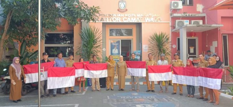 Gambar Camat Wajo Bagikan Bendera Merah Putih di 8 Kelurahan