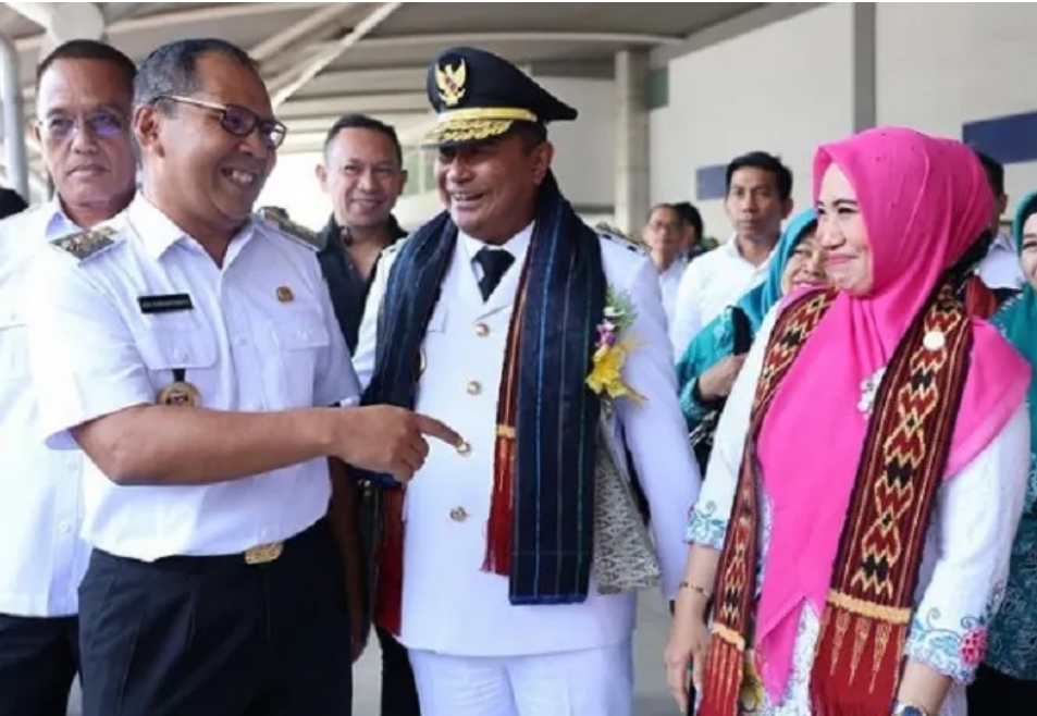 Gambar Walikota Danny Pomanto Sambut Kedatangan PJ. Gubernur Bahtiar Di Bandara Hasanuddin