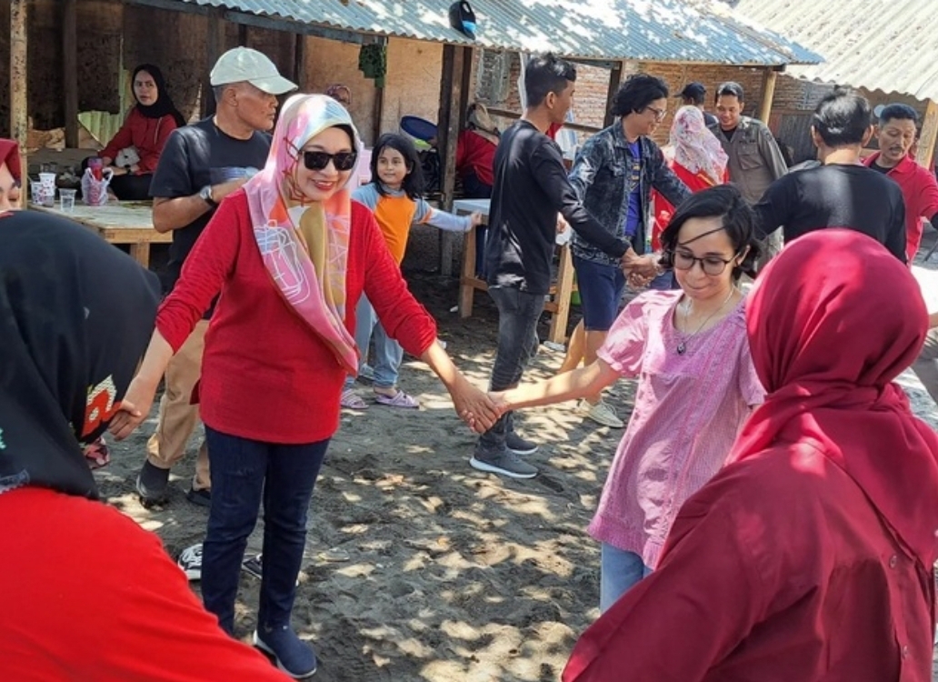 Gambar Camat Wajo dan Jajarannya Gelar Bersih - bersih Pantai saat ikuti Family Gathering di pantai Anging Mammiri