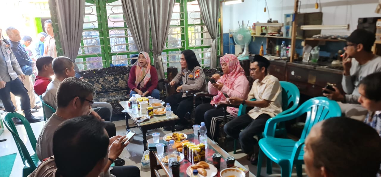 Gambar lurah pattunuang (LUKMAN,S.Sos.MM) menghadiri Rapat terkait persiapan sepak bola anak lorong yg dipimpin langsung ibu camat wajo (HJ.HAMNA FAISAL,ST.MM) dan sekretaris camat wajo (H.ODDANG NAI,S.Sos.MM)