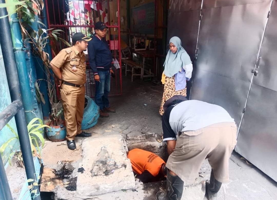 Gambar Lurah pattunuang memantau langsung Satgas Swakelola