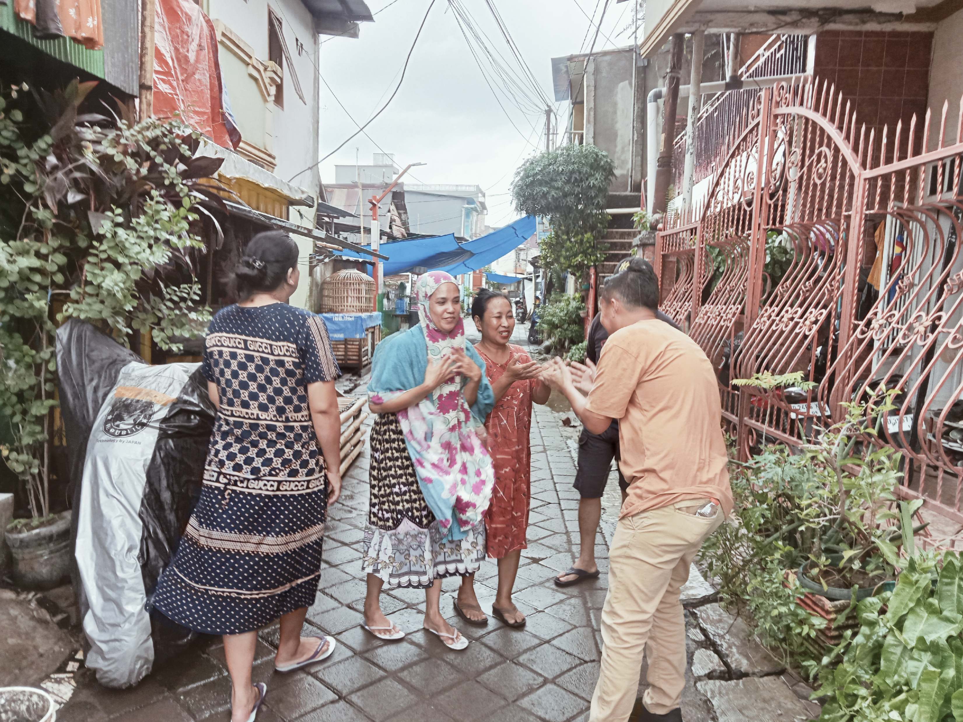 Gambar Sentuh Hati, Lurah Momongan Tua hujan bukan kendala