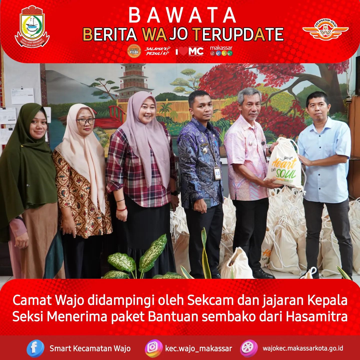 Gambar Pembagian Sembako dari Bank Hasamitra untuk Petugas Kebersihan Kecamatan Wajo